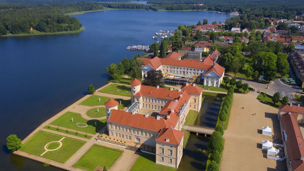 Grienericksee mit dem Schloss Rheinsberg (Quelle: imago images)