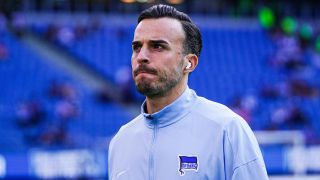 Hertha-Stürmer Haris Tabakovic läuft mit AirPods über den Rasen im Olympiastadion (Quelle: IMAGO / Eibner)