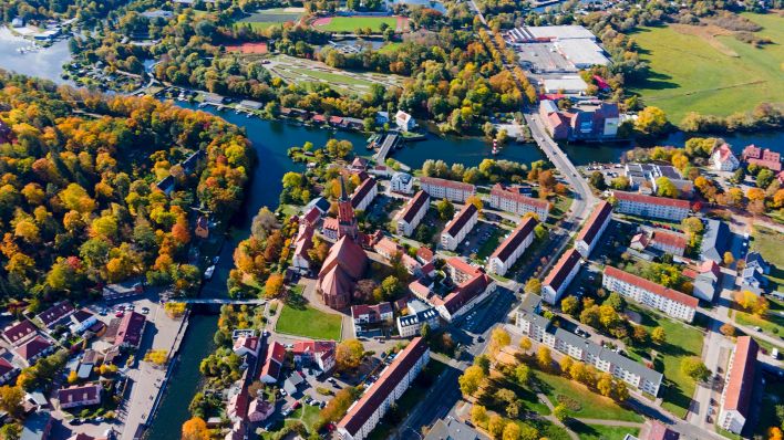 Drohnenaufnahme, Altstadtinsel, Rathenow mit Kirche St. Marien Andreas, Landkreis Havelland, Brandenburg (Quelle: imago images / imageBROKER / Frauke Scholz).