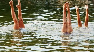 23.08.2024, Berlin - Deutschland. Kinder nutzen einen schönen Sommerabend am Schlachtensee zum Baden.(Quelle: IMAGO/Sabine Gudath)