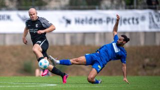 Marcel Kohn (Chemie Leipzig) und Abdulkadir Beyazit (Hertha 03 Zehlendorf) im Kampf um den Ball (Bild: Imago Images/Matthias Koch)