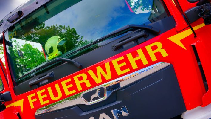 Symbolbild: Ein Helm liegt in einem Einsatzfahrzeug der Feuerwehr. (Quelle: imago-images/Rolf Poss)