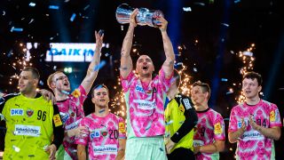 Füchse Berlin bejubeln den Gewinn des Supercups. / imago images/wolf-sportfoto