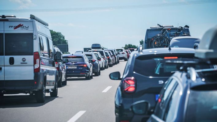 Symbolbild:Stau auf einer Autobahn im Sommer.(Quelle:imago images/J.Steinsiek)