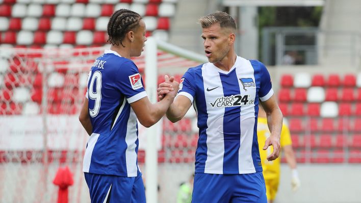 Herthas Derry Scherhant (l.) jubelt mit Florian Niederlechner (imago images/O.Behrendt)