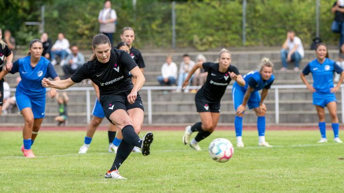 Viktoria-Spielerin Anna Höfker erzielt per Elfmeter das Tor zum 2:0 gegen Türkiyemspor Berlin am 1. Spieltag der Regionalliga Nordost am 25.08.2024 (Bild: Imago Images/Matthias Koch)