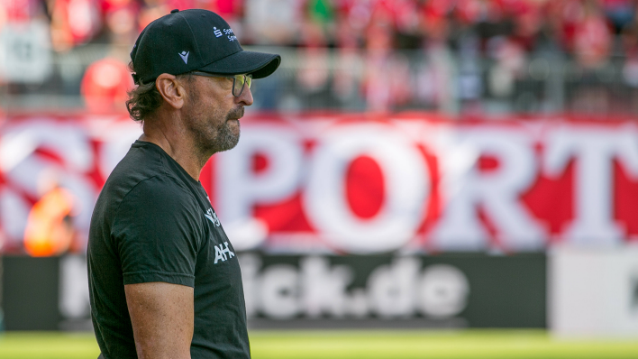 Cottbus-Trainer Claus-Dieter Wollitz gegen Armina Bielefeld. (Foto: IMAGO / Fotostand)