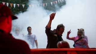 Tanzende Menschen auf dem "Hain und Zunder" Festival in Luckenwalde (Quelle: rbb/Jonas Wintermantel)