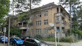 Ein leerstehender Wohnblock in der Loreley/Ehrenfelsstraße in Berlin-Karlshorst, aufgenommen am 05.08.2024. Seit Abzug der russischen Truppen (Sowjetarmee) 1994 sind die Häuser unbewohnt. (Quelle: rbb24/Winkler)