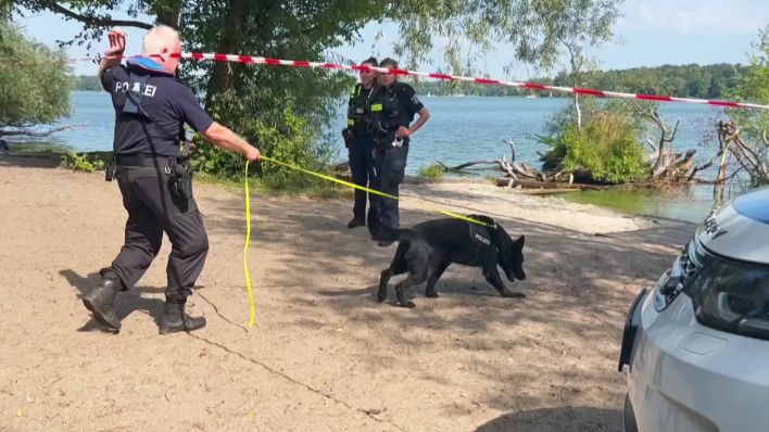 Archivbild: Einsatzkräfte der Berliner Polizei suchen am 16.08.2024 nach einem vermisstem 29-Jährigen am Berliner Wannsee. (Quelle: rbb)