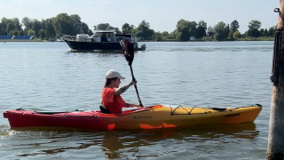 Es ist eine Person zu sehen, die auf dem Beetzsee in einem Kanu paddelt.