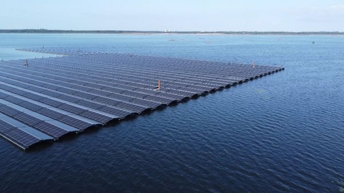 Solarmodule einer schwimmenden Photovoltaik-Anlage schwimmen im August 2024 auf dem zukünftigen Cottbuser Ostsee (Quelle: Leag).