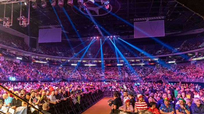 Fans während eines Spieltags der Darts-Premier-League in Berlin. Quelle: