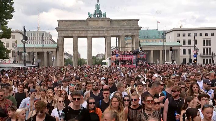 Rave the Planet, Menschen vor dem Brandenburger Tor in Berlin, 17.08.2024. (Quelle:rbb/ARD Aktuell)