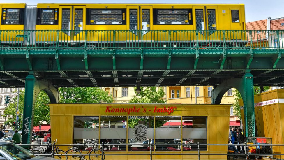 Konnopke's Imbiss an der Schönhauser Allee, darüber fährt die U-Bahn (Quelle: dpa/Bildagentur-online/Schoening).