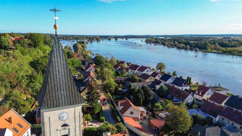 Die Altstadt des kleinen Ortes Lebus in Märkisch-Oderland liegt unmittelbar am Hochwasser führenden Fluss Oder (Luftaufnahme mit einer Drohne). Die Wasserstände in den Hochwassergebieten an der Oder gehen weiter leicht zurück. Die Alarmstufe 3 wird nach Angaben von Brandenburgs Umweltminister Vogel noch einige Tage andauern. (Foto: dpa)