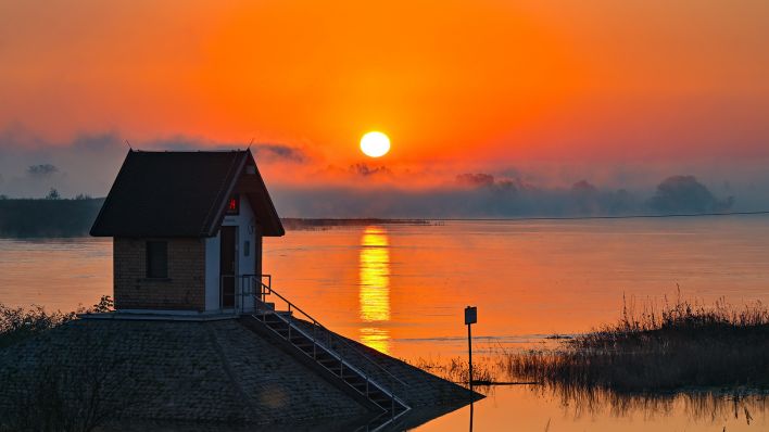 Sonnenaufgang am Pegelhaus von Ratzdorf, 2024