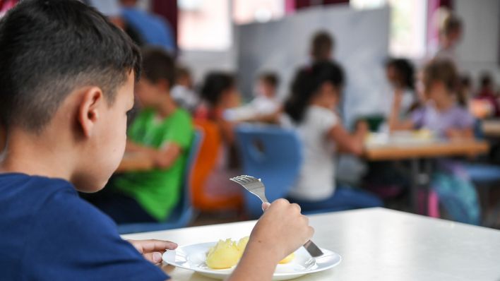 Schüler beim Mittagessen in der Mensa in der Grundschule an der Wuhlheide., 2024