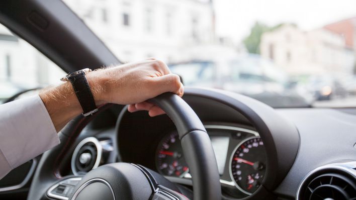 Symbolbild:Ein Mann mit Armbanduhr fährt Auto.(Quelle:picture alliance/dpa-tmn/C.Klose)