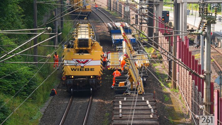 Bauarbeiter arbeiten am 20.08.2024 an den Gleisen auf der Bahnstrecke zwischen Hamburg und Berlin. (Quelle: dpa/Marcus Brandt)