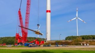 Archivbild: 18.10.2021, Ausbau erneuerbarer Energien, Installation einer Windkraftanlage in Brandenburg. (Quelle: dpa/Andreas Franke)