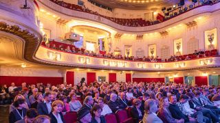 Archivbild: Voll besetzt ist der große Saal vom Staatstheater zur Eröffnung des 33. FilmFestival Cottbus. (Quelle: dpa/Patrick Pleul)