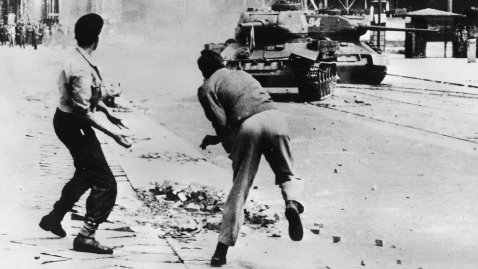 Demonstranten werfen am 17. Juni 1953 Steine auf einen russischen T-34 Panzer in der Leipziger Strasse in Ost-Berlin. (Quelle: Picture Alliance/AP)