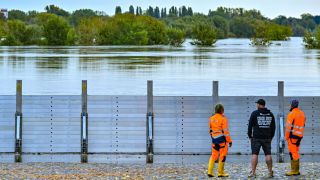 Eine mobile Wand schützt im Stadtzentrum Frankfurt (Oder) vor dem Hochwasser des Flusses Oder. (Quelle: dpa/Pleul)