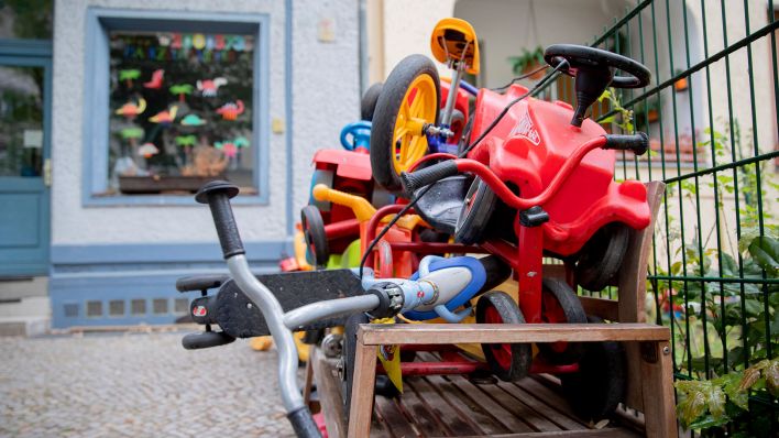 Symbolbild:Bobby-Cars, andere Spielautos und Gefährte für Kinder liegen angeschlossen vor einer Kita in Berlin-Wilmersdorf auf einem Stapel.(Quelle:picture alliance/dpa/C.Soeder)