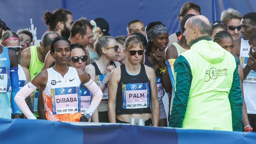 Genzebe Dibaba (2.v.l) aus Äthiopien und Lisa Weightman (3.v.l) aus Australien stehen am Start mit weiteren Teilnehmerinnen bereit.(Quelle: dpa/Andreas Gora)