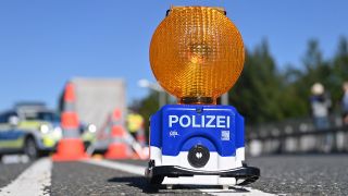 Symbolbild:Ein Aufsteller mit Signallampe auf der Straße der Polizei.(Quelle:picture alliance/S.Simon)