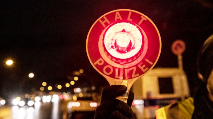 Symbolbild: Ein Polizist winkt im Stadtteil Neukölln ein Fahrzeug aus dem Verkehr. (Quelle: dpa/Paul Zinken)