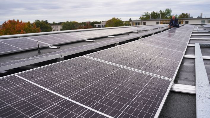 Archivbild:04.10.2021:Eine Solaranlage ist auf dem Dach der Konrad-Duden-Schule in Pankow installiert.(Quelle:picture alliance/J.Carstensen)