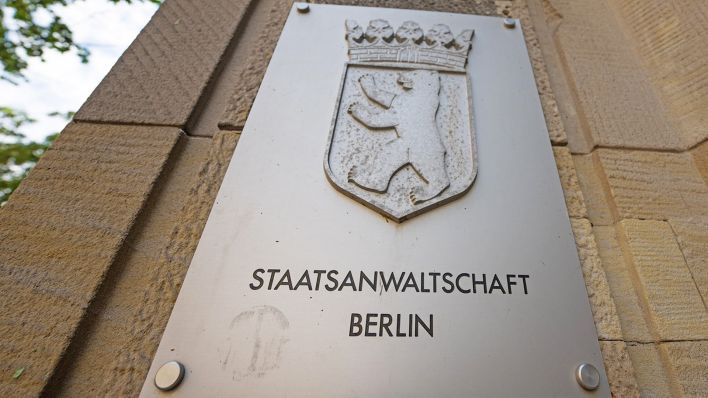 Symbolbild: Der Schriftzug «Staatsanwaltschaft Berlin» ist am Eingang des Gebäudes in der Turmstraße Berlin angebracht. (Quelle: picture alliance/dpa/Monika Skolimowska)