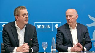 Stefan Evers, Senator für Finanzen in Berlin und Bürgermeister in Berlin sitzen am 23.04.2024 zusammen mit Kai Wegner, Regierender Buergermeister von Berlin bei der Senatspressekonferenz. (Quelle: Picture Alliance/Caro/Ruffer)