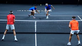 Zverev verliert am 21.09.2024 beim Laver Cup in Berlin Doppel mit Alcaraz. (Quelle: dpa/Ebrahim Noroozi)