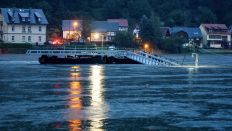 Bad Schandau: Ein Bootsanleger schwimmt in der Hochwasser führenden Elbe. Die Pegelstände steigen in Sachsen weiter an. In Ostsachsen wird spätestens zur Wochenmitte die höchste Alarmstufe erreicht. (Foto: dpa)