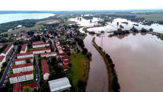 Görlitz: Hochwasser der Pließnitz (M), einen Nebenfluss der Neisse, sowie des Grenzfluss Neiße (r) am Görlitzer Stadtteil Hagenwerder. Links im Bild der Berzdorfer See. (Foto: dpa)