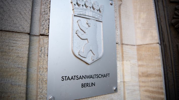 Berlin: Das Schild mit der Aufschrift «Staatsanwaltschaft Berlin» (Quelle: dpa/Fabian Sommer).