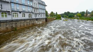 Der deutsch-polnische Grenzfluss Neiße im Stadtzentrum von Guben. (Quelle: dpa/Patrick Pleul)