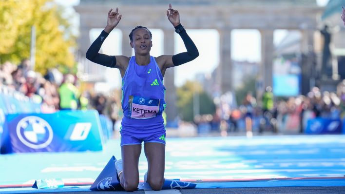 Die äthiopische Spitzenläuferin Tigist Ketema feiert erschöpft ihren Sieg beim 50. Berlin-Marathon am 29.09.2024 (Quelle: dpa / AP / Ebrahim Noroozi).