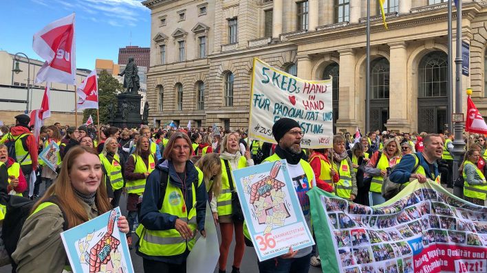 12.09.2024, Berlin: Mitglieder von Verdi und GEW demonstrieren vor dem Abgeordnetenhaus.(Quelle:dpa/A.Heinemann)