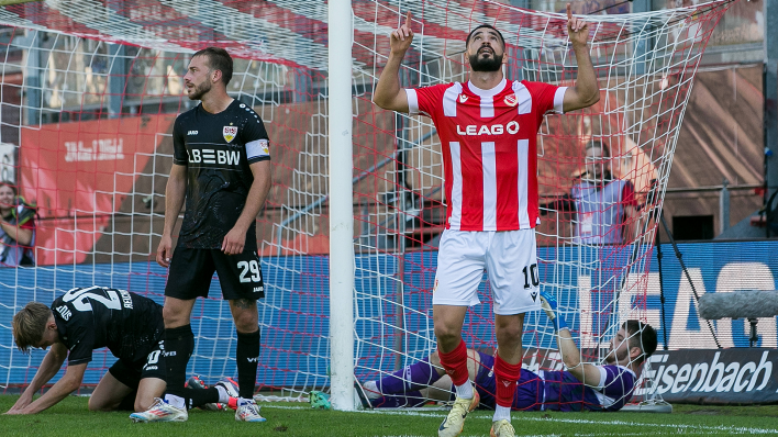 Tolcay Cigerci jubelt nach seinem Tor für Energie Cottbus (Quelle: IMAGO / Fotostand)