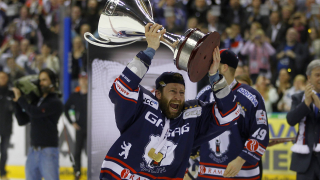 Sven Felski von den Eisbären Berlin feiert die Meisterschaft 2012 (Quelle: IMAGO / Bernd König)