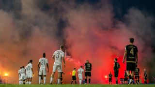 Potsdam, Karl-Liebkecht-Stadion (06. September 2024): Pyrotechnik während des Pokalspiels zwischen Babelsberg und Cottbus