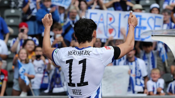 Hertha-Profi Fabian Reese jubelt den Fans in der Ostkurve zu. Quelle: imago images/Contrast