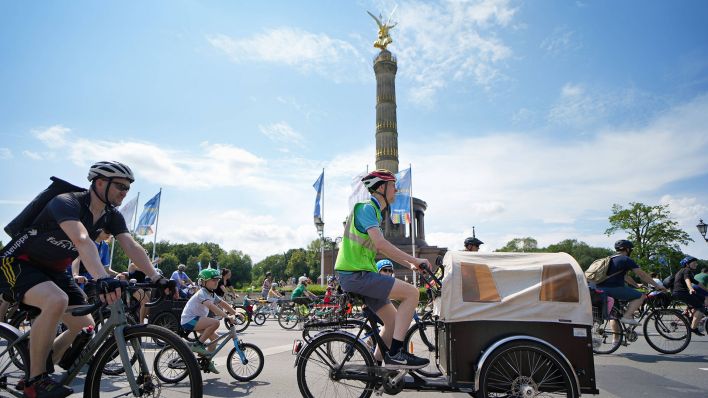 Archivbild: Teilnehmer der ADFC-Fahrradsternfahrt fahren an der Siegessäule im Berliner Tiergarten vorbei. (Quelle: imago-images/Stefan Zeitz)