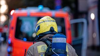 Symbolbild:Ein Berliner Feuerwehrmann bei einem EInsatz.(Quelle:imago images/A.Friedrichs)