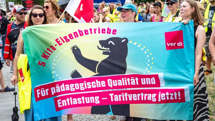 Kita-Streik in Berlin vor dem Roten Rathaus (Quelle: IMAGO / Bernd Friedel)