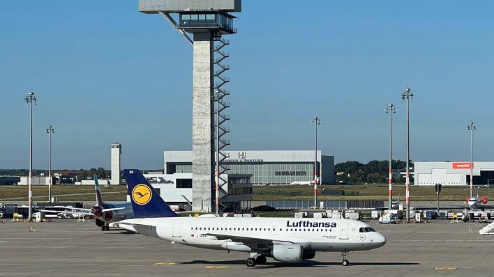 Lufthansa-Maschine steht am Flughafen BER (Bild: imago images/mix1)